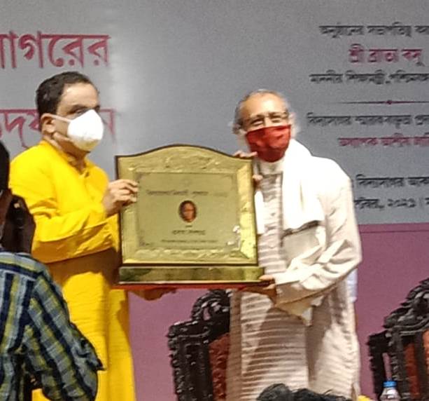 Prof. Probal Dasgupta, former UoH faculty, receives Vidyasagar-Dinamoyee Prize