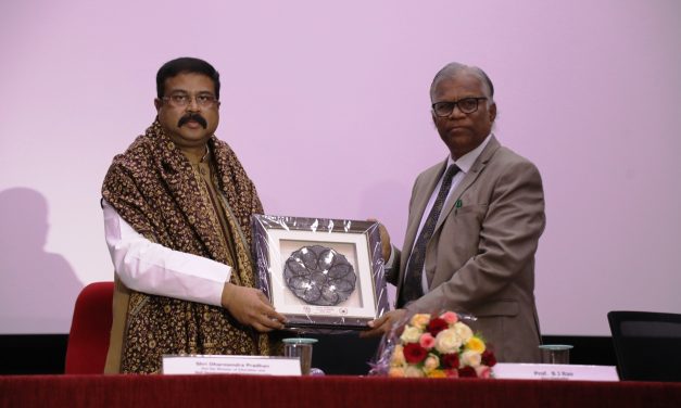 विश्वविद्यालयों को विश्व के शीर्ष संस्थानों में स्थान बनाने के लिए शिक्षकों, नीति निर्माताओं और उद्योग के संयोजन और एकीकरण के सृजन के लिए महत्वपूर्ण भूमिका निभानी चाहिए: श्री. धर्मेंद्र प्रधान