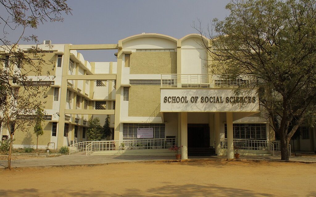 𝗔𝗹𝘂𝗺𝗻𝗮 𝗖𝗵𝗶𝘁𝗿𝗮 𝗠𝗮𝘂𝗱𝗴𝗶𝗹 𝘀𝗵𝗶𝗻𝗲𝘀 𝗯𝗲𝗵𝗶𝗻𝗱 𝘁𝗵𝗲 𝘀𝗰𝗲𝗻𝗲𝘀 𝗼𝗳 𝗞𝘂𝗯𝗲𝗿𝗮𝗮 (𝟮𝟬𝟮𝟱)